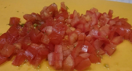 нашинкуем свежие томаты кубиками