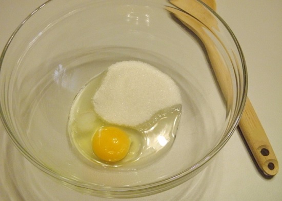 Яйцо соединяем с сахарным песком