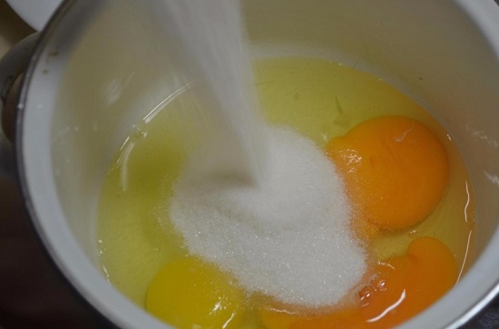 разбиваем куриные яйца и добавляем 1 ст. сахара-песка