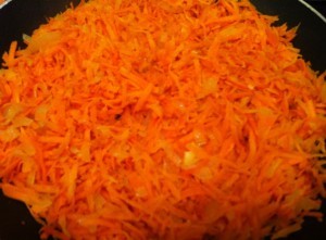 пирог с морковью - морковь и лук