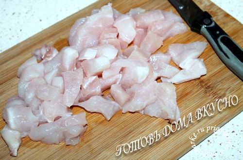 Курицу нарезать кусочками