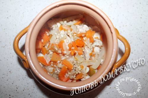 Разложить перловку с курицей по горшочкам