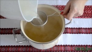 Бульон процедите через сито