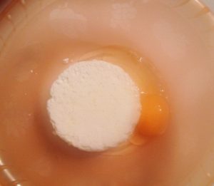 Яйцо разбиваем в миску с творогом