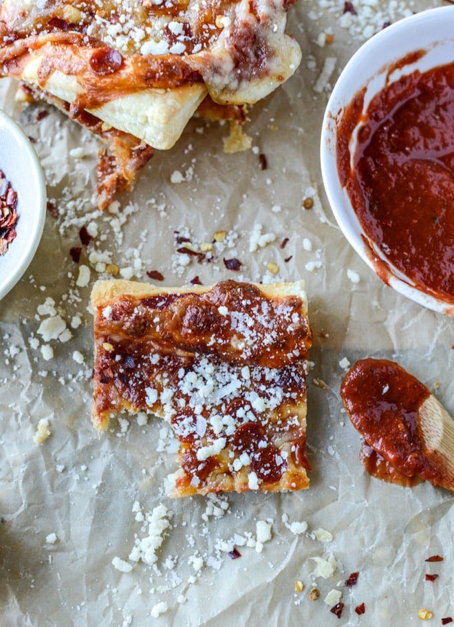 Super Easy Pepperoni Pizza Puff Pastry! super easy pepperoni pizza puff pastry I howsweeteats.com