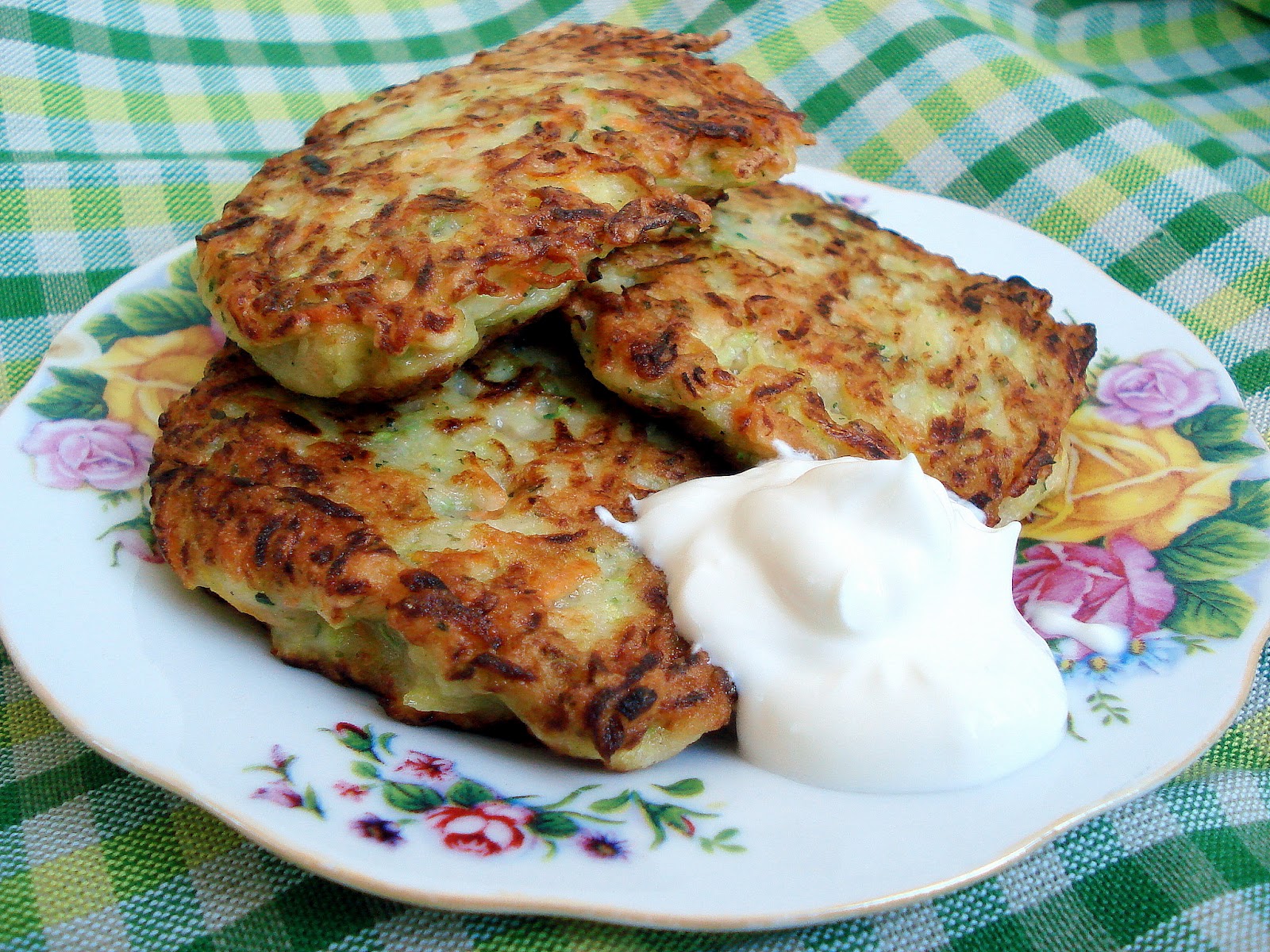 Оладушки из кабачков пышные и вкусные. Кабачковые драники. Оладьи из кабачков сладкие. Оладьи из кабачков на сковороде. Кабачковые оладьи на пару.