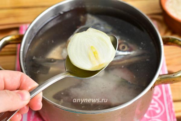 Уха из головы и хвоста горбуши с рисом и картошкой