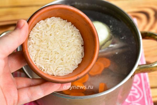 Уха из головы и хвоста горбуши с рисом и картошкой
