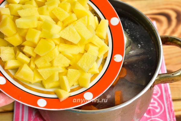 Уха из головы и хвоста горбуши с рисом и картошкой