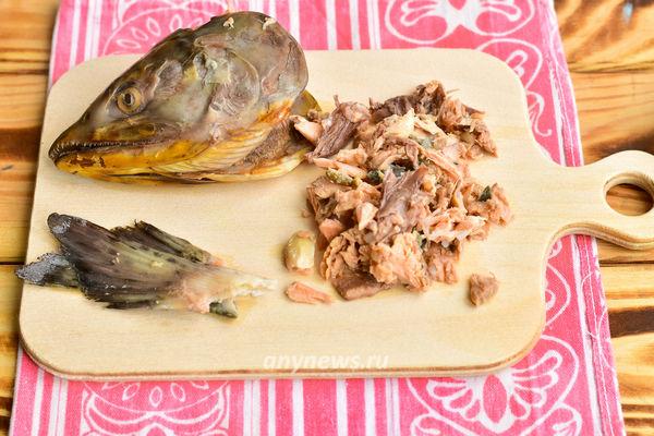 Уха из головы и хвоста горбуши с рисом и картошкой