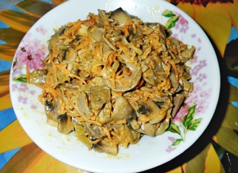 salat_iz_kurinyh_zheludkov_s_marinovannymi_ogurcami