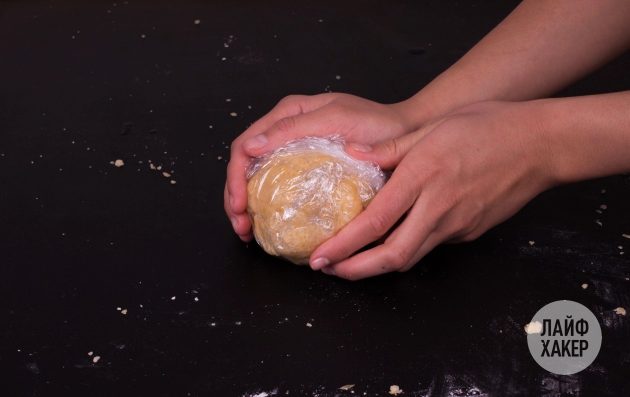 Сырные крекеры: оборачиваем тесто плёнкой