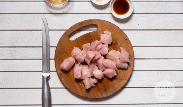 Как приготовить куриные наггетсы в духовке: нарежьте филе