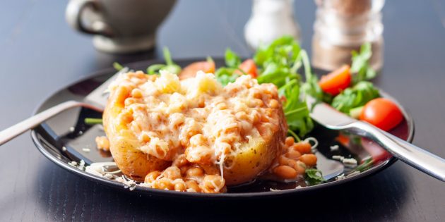 Запечённый картофель с горчицей, сыром и фасолью