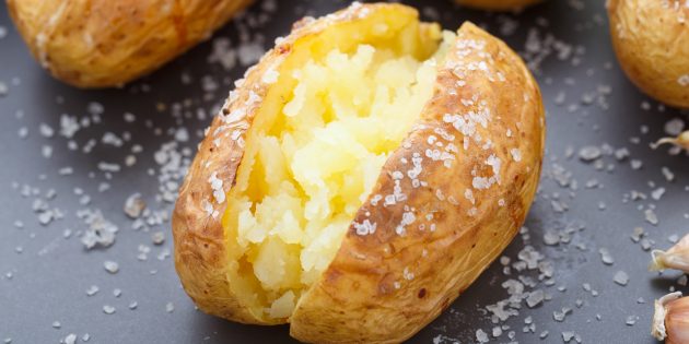 как запечь картофель в соли
