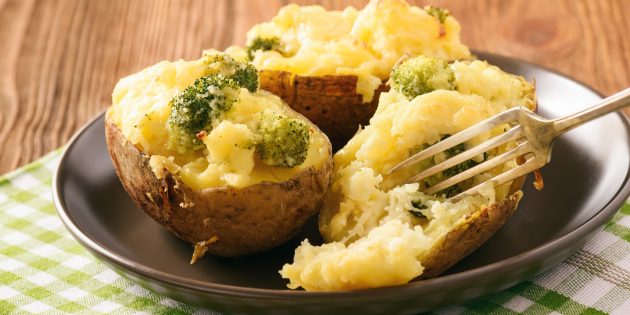 Запечённый картофель с брокколи под сырным соусом