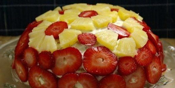 Торт из печенья с ананасами и клубникой Торт из печенья с ананасами и клубникой
