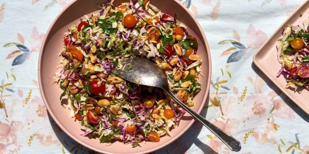 Салат из свежей капусты, помидоров и жареного арахиса Салат из свежей капусты, помидоров и жареного арахиса
