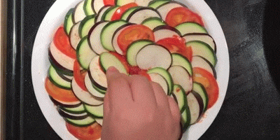 рецепт рататуя: выкладывание овощей