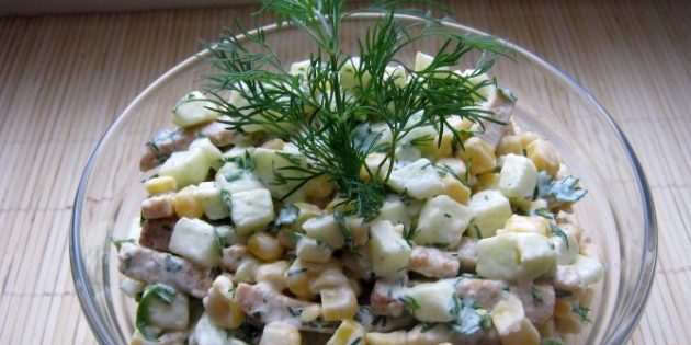 Салат с кукурузой, яблоком и сухариками Салат с кукурузой, яблоком и сухариками