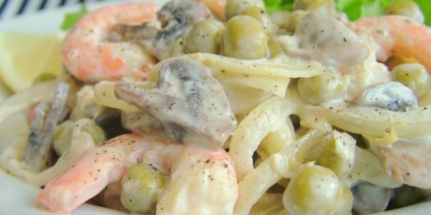 Салат с зелёным горошком, грибами и креветками Салат с консервированным горошком, грибами и креветками