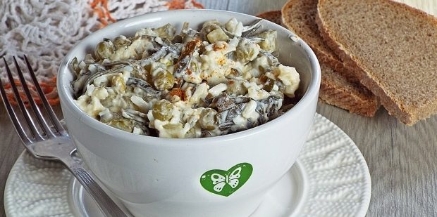 Салат с зелёным горошком, морской капустой, яйцами и сыром Салат с консервированным горошком, морской капустой, яйцами и сыром