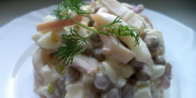 Салат с зелёным горошком и кальмарами Салат с горошком и кальмарами