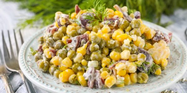 Салат с зелёным горошком, кукурузой и колбасой Салат с консервированным горошком, кукурузой и колбасой