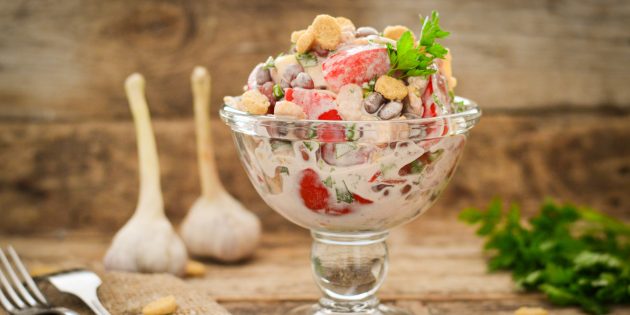 Салат с фасолью, курицей, помидорами, сыром и сухариками Салат с фасолью, курицей, помидорами, сыром и сухариками