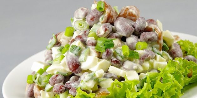 Салат с фасолью, маринованными грибами и яйцами Салат с фасолью, маринованными грибами и яйцами