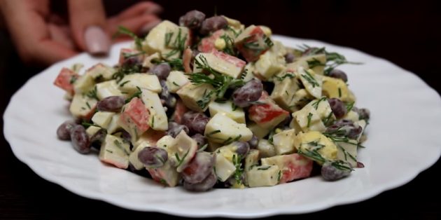Салат с фасолью, крабовыми палочками и яйцами Салат с фасолью, крабовыми палочками и яйцами
