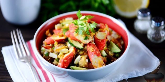 Салат с жареными крабовыми палочками, грибами, огурцом и яйцами Салат с жареными крабовыми палочками, грибами, огурцом и яйцами