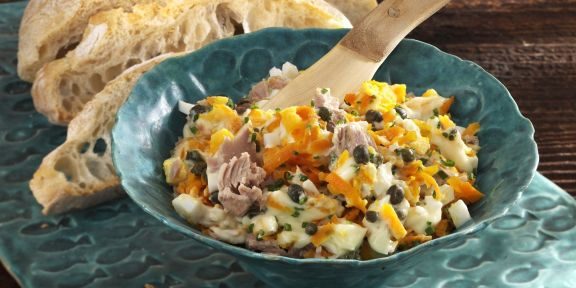 Салат из моркови, тунца, яиц и каперсов Салат из моркови, тунца, яиц и каперсов