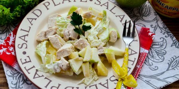 Салат с яблоком, курицей, ананасами и капустой Салат с яблоком, курицей, ананасами и капустой