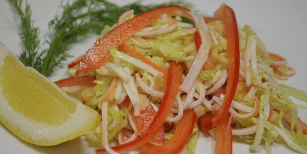 Салат с крабовыми палочками, капустой, перцем и яблоком Салат с крабовыми палочками, капустой, перцем и яблоком