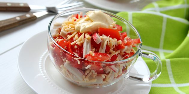 Салат с крабовыми палочками, помидорами, сыром и перцем Салат с крабовыми палочками, помидорами, сыром и перцем