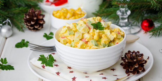 Салат с крабовыми палочками, кукурузой и яйцами Салат с крабовыми палочками, кукурузой и яйцами