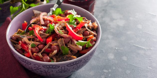 Салат с фасолью, говядиной, перцем и грецкими орехами Салат с фасолью, говядиной, перцем и грецкими орехами: простой рецепт