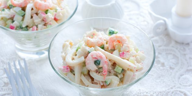 Салат с крабовыми палочками, кальмарами, зелёным горошком, яйцами и огурцами простой рецепт салата с крабовыми палочками, кальмарами, зелёным горошком, яйцами и огурцами
