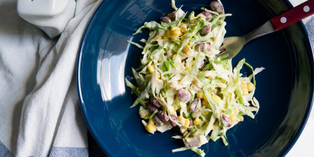 Салат с фасолью, курицей, кукурузой и пекинской капустой Салат с фасолью, курицей, кукурузой и пекинской капустой: простой рецепт