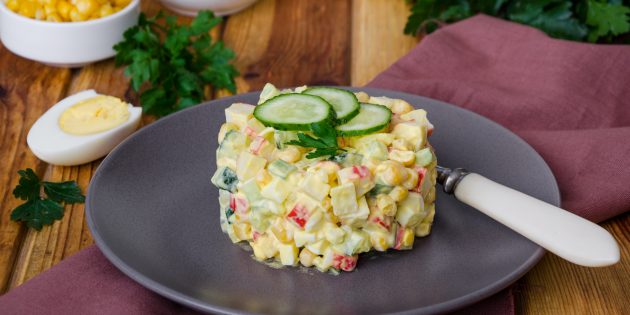 Салат с крабовыми палочками, маринованными и свежими огурцами, кукурузой и яйцами Салат с крабовыми палочками, маринованными и свежими огурцами, кукурузой и яйцами: простой рецепт