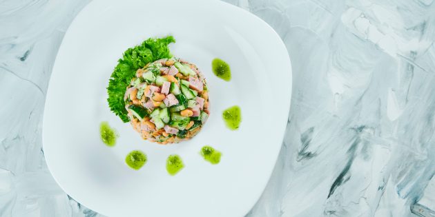 Салат с фасолью, ветчиной, огурцом и яйцами Салат с фасолью, ветчиной, огурцом и яйцами