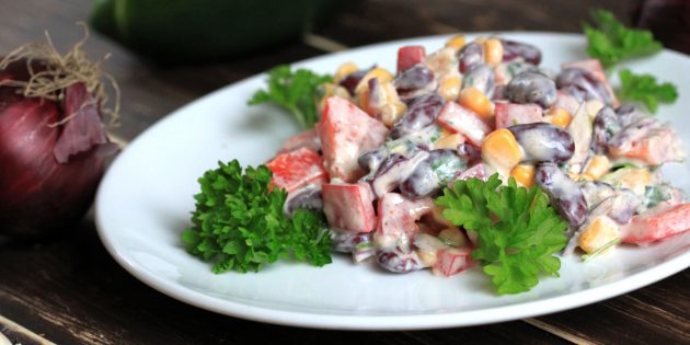 Салат с фасолью, колбасой, кукурузой и помидорами Салат с фасолью, колбасой, кукурузой и помидорами