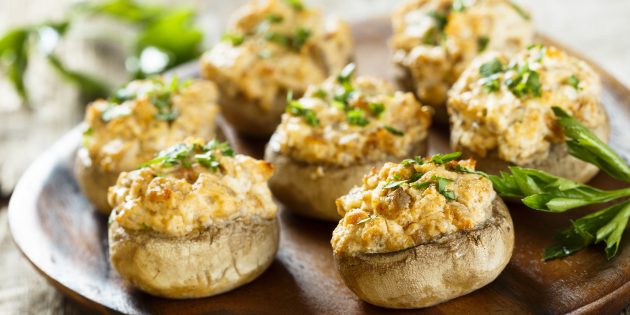 Шампиньоны, фаршированные курицей и сыром Шампиньоны, фаршированные курицей и сыром