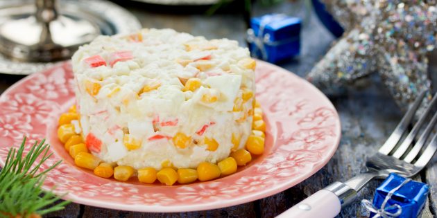 Салат с крабовыми палочками, рисом, кукурузой, яйцами и сыром Салат с крабовыми палочками, рисом, кукурузой, яйцами и сыром