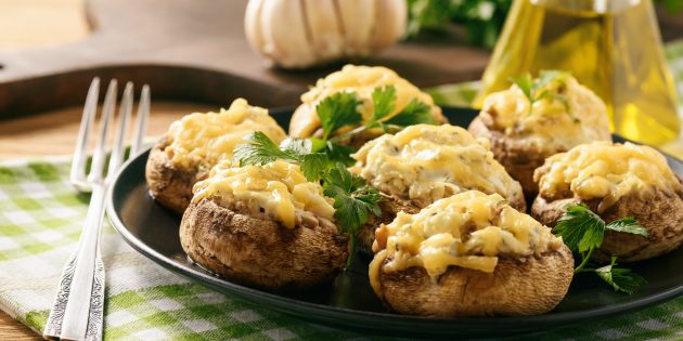 Шампиньоны, фаршированные мясом и сыром Шампиньоны, фаршированные мясом и сыром: простой рецепт