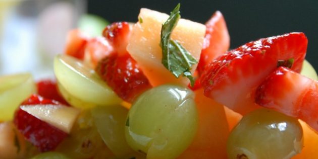 Салат из дыни с клубникой и вишней Фруктовый салат из дыни с клубникой и вишней