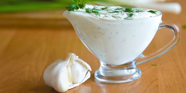 Сметанно-чесночный соус с сыром Сметанный соус с чесноком и сыром