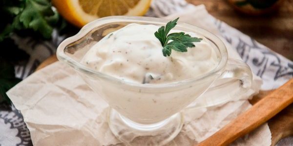 Сметанно-творожный соус с лимоном и чесноком Сметанно-творожный соус с лимоном и чесноком