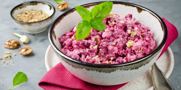 Салат из запечённой свёклы с курицей, орехами и чесноком Салат из запечённой свёклы с курицей, орехами и чесноком